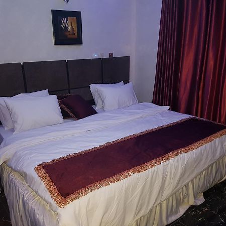 The Resident Hotel Owerri Kültér fotó