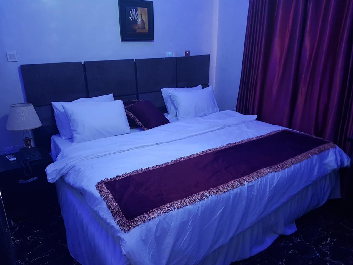 The Resident Hotel Owerri Kültér fotó
