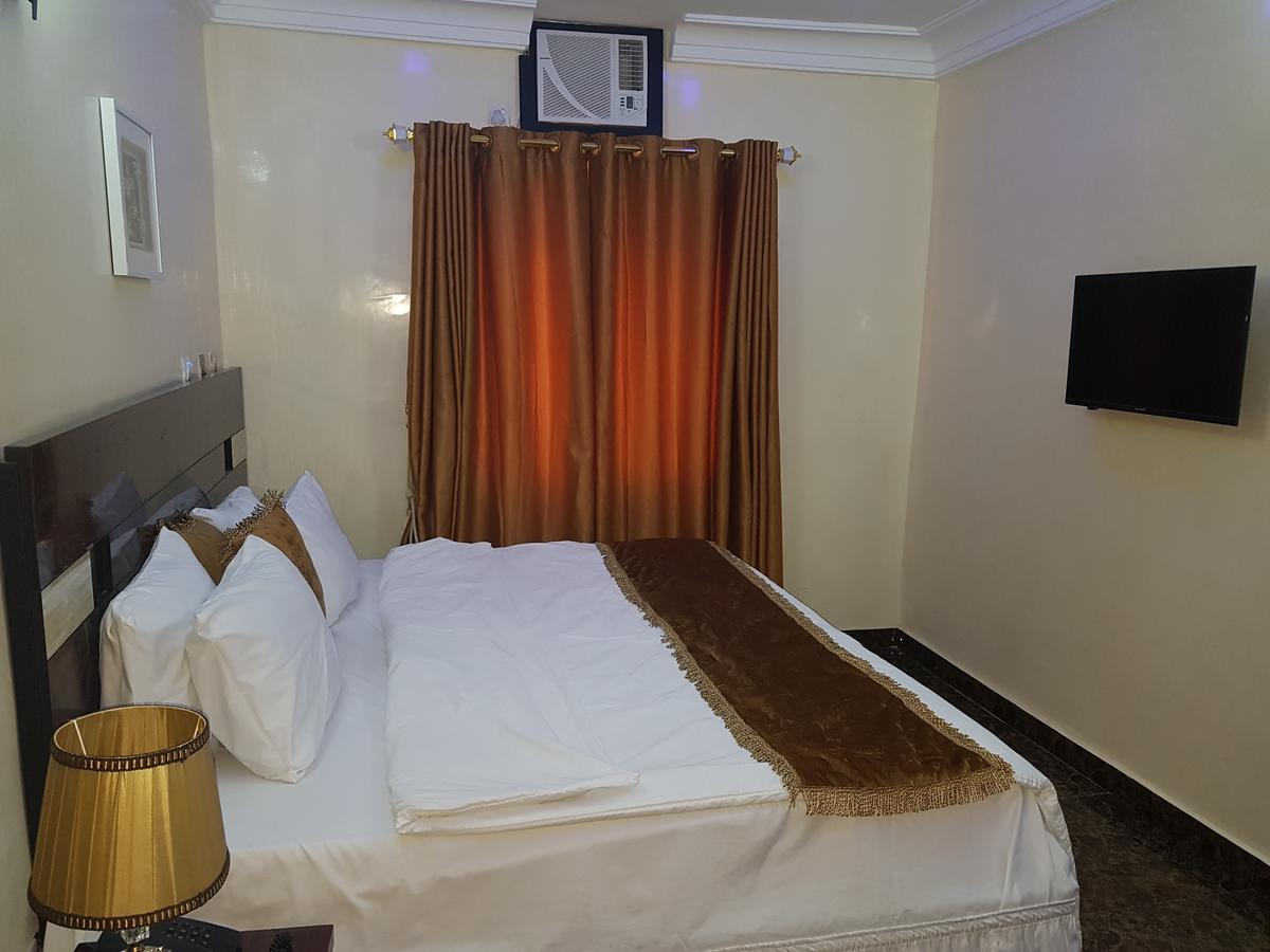 The Resident Hotel Owerri Kültér fotó